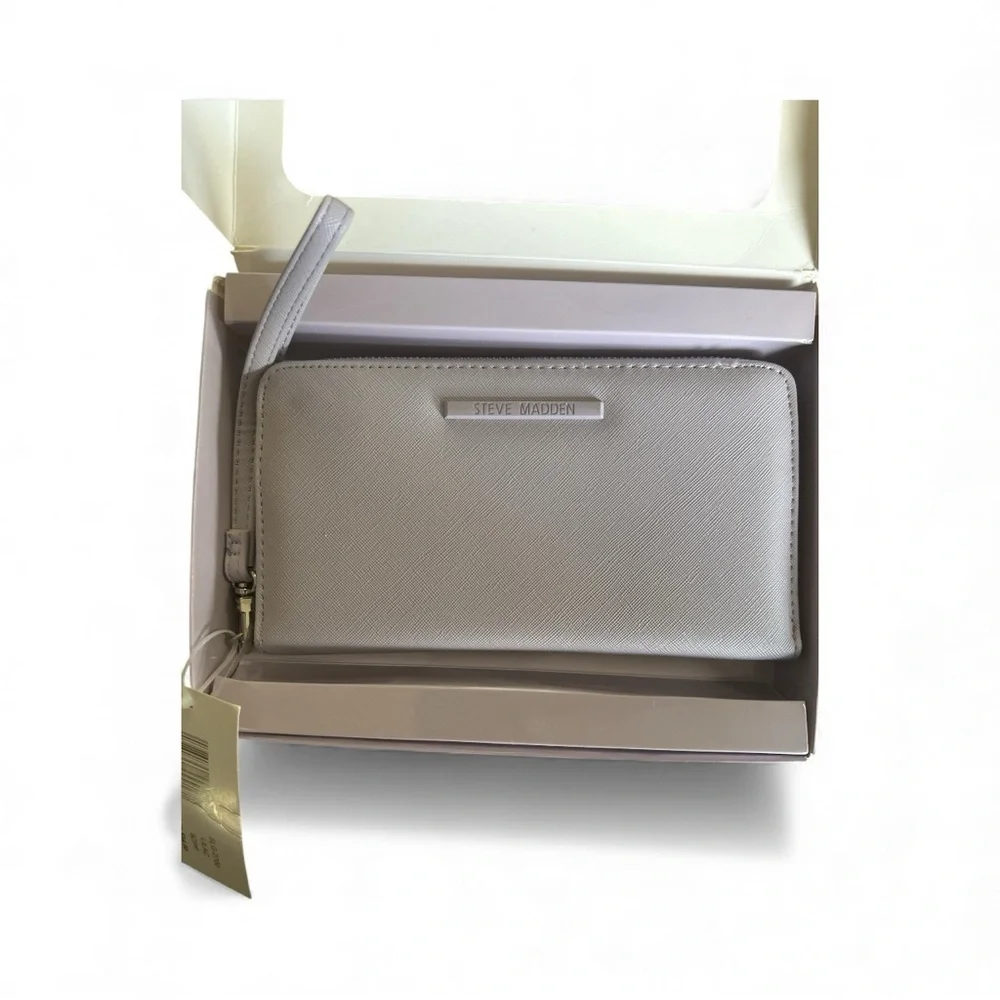 NWT Steve Madden Lavender Zip Wallet – Gift Box Included